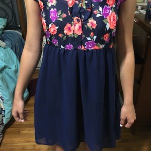 Short sleeve floral top dress.